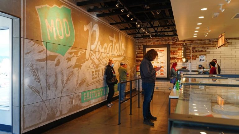Make-your-own pizza chain closes stores after bankruptcy scare